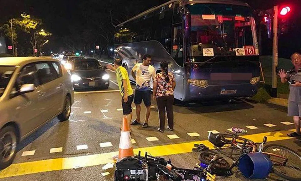 Photo: Lianhe Wanbao. Members of public help direct the traffic after the accident.