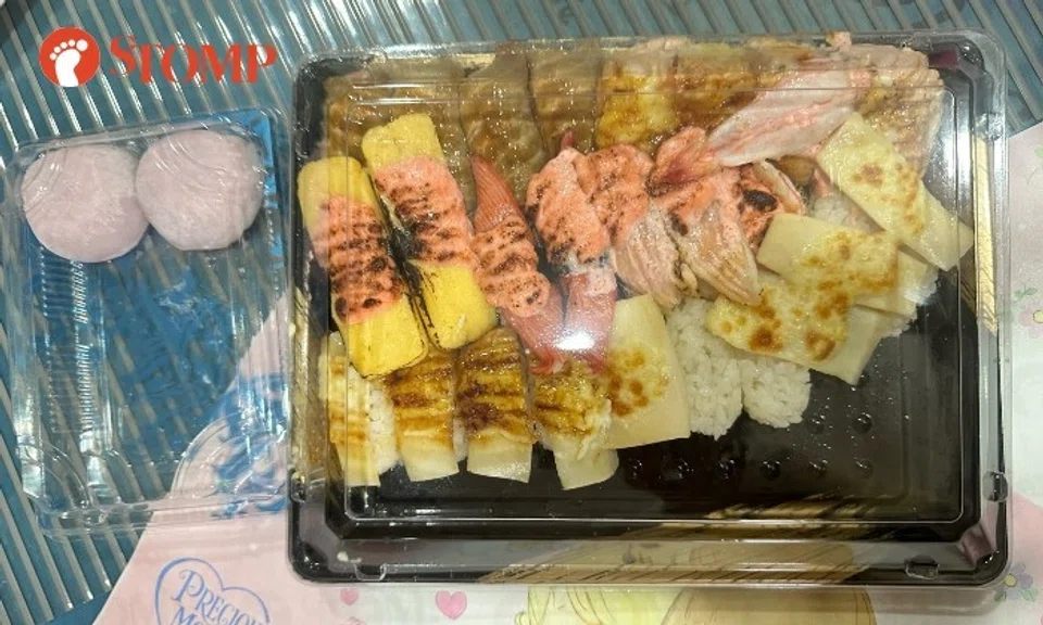 Stomper: "Looking at the photo, one can also derive that even the food delivered was in a bad state."