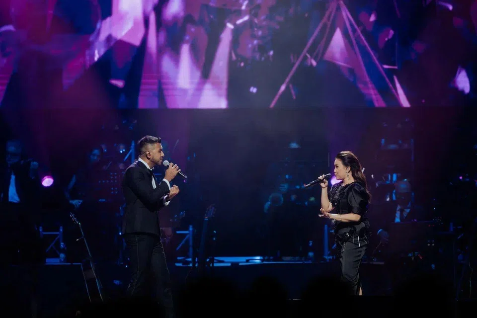 Indonesian diva Rossa and Taufik Batisah sang their 2012 hit duet Aku Bersahaja (I Am Ordinary). PHOTO: SAH ENTERTAINMENT