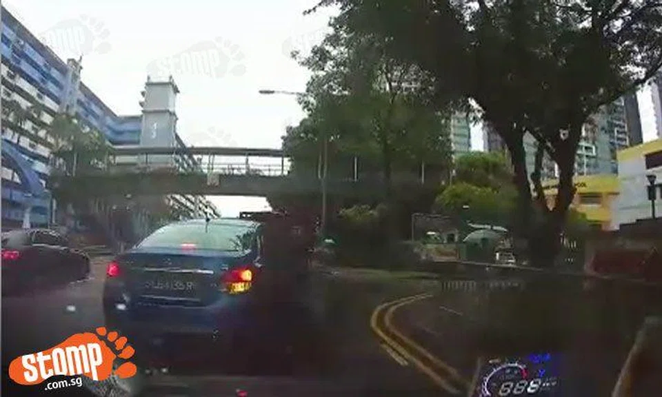 Driver of SLB4135R recklessly turns right into Bendemeer Primary School from second lane