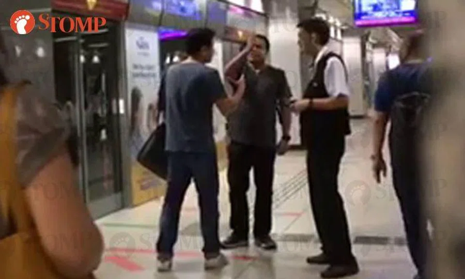 Man hurls vulgarities and points middle fingers at guy during dispute at Punggol MRT Station 