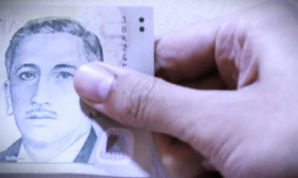 Redditor pays colleague for unwanted snack because 'paiseh'