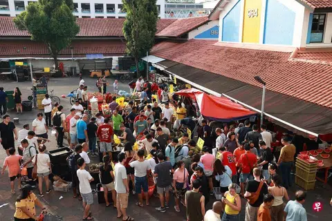 Vendors drew large crowds last Sunday as durian prices dipped.