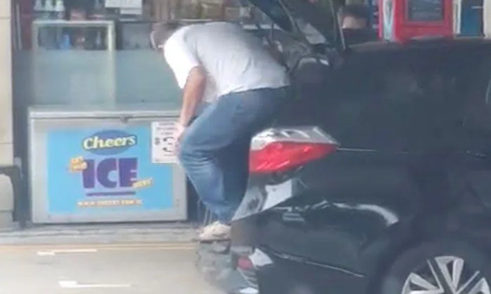 Man jumps on car to fill it with more petrol at S'pore petrol kiosk