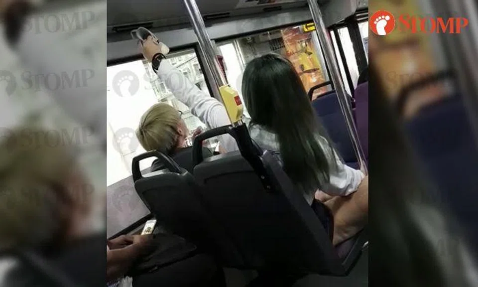 Sole disgusting of girl to dry her shoes using aircon on Bus 857!