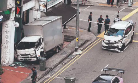 Lorry collides with car and mounts kerb in Jalan Besar, sending two drivers to hospital