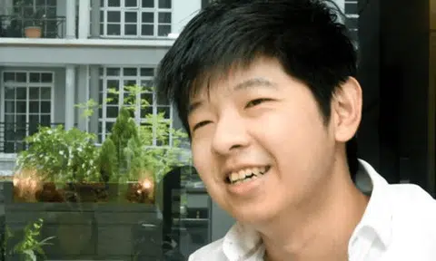 Economics tutor at the centre, Mr Zhuo, awards students with prizes purchased from his own pockets. Photo: Shin Min Daily News