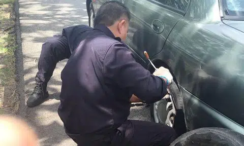 Kind police officers come to the rescue after Malaysian woman's car tyre gets punctured on highway