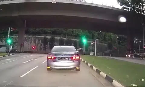 Driver and passengers toss rubbish out of car 5 times in Telok Blangah