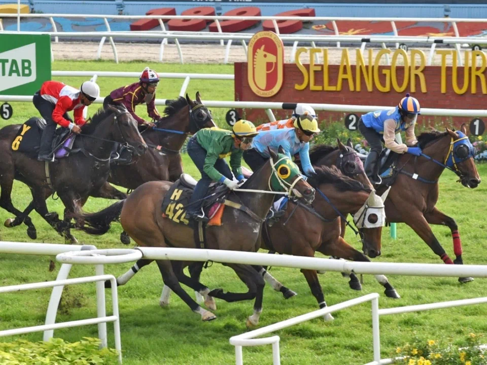 A cluster of horses fighting out the first barrier trial at Sungai Besi on April 8 with Aeras (Andre da Silva) in the white hood just edging out Circuit Mission (Nazir Aiman, H424). 