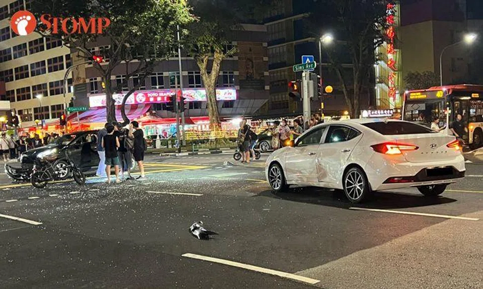 2 cars in accident at Aljunied Road