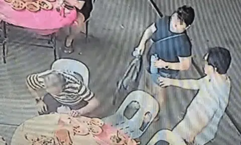 After finishing their meal, this family of four allegedly left the restaurant calmly without paying for it. 