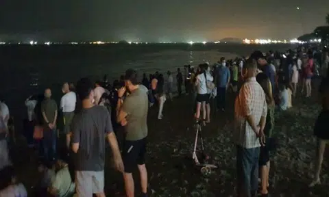 Singaporeans throw trash into the sea to trigger blue waves at Changi Beach