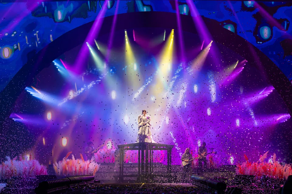 Singaporean singer Stefanie Sun opened her show with the resolute number, My Desired Happiness (2000).