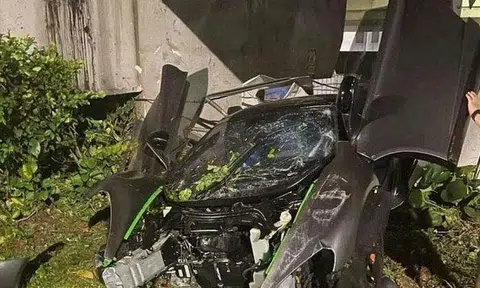 Police arrested the driver of the McLaren sports car that crashed under the Keppel Viaduct on May 21. PHOTO: SG ROAD VIGILANTE/FACEBOOK