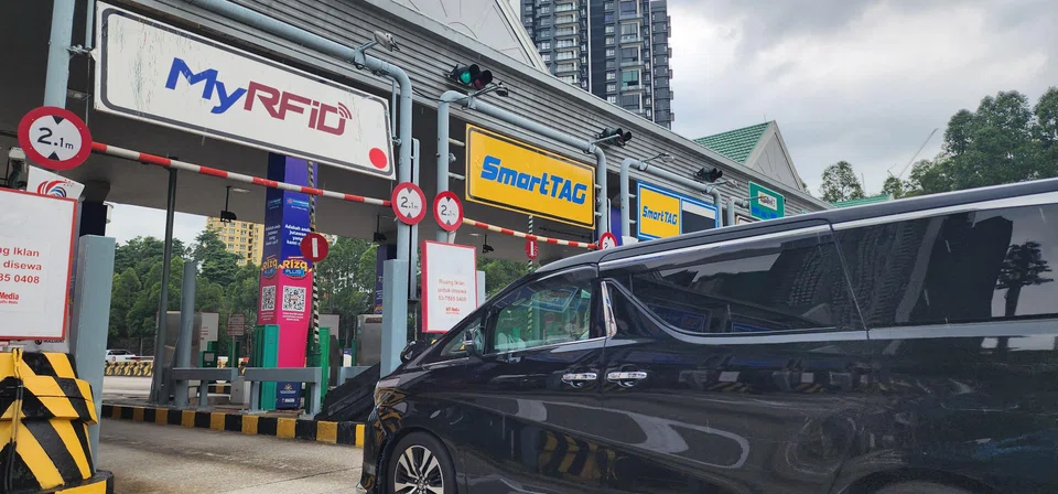 Toll booths at the Jalan Duta toll in Kuala Lumpur used for internal testing of Plus Highways’ ANPR system. The red circle on the sign indicates a test lane.