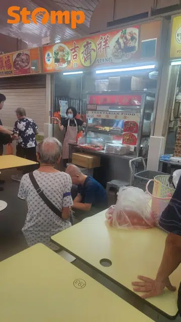 Hawker kindness: Vegetarian stall replaces customer’s dropped food