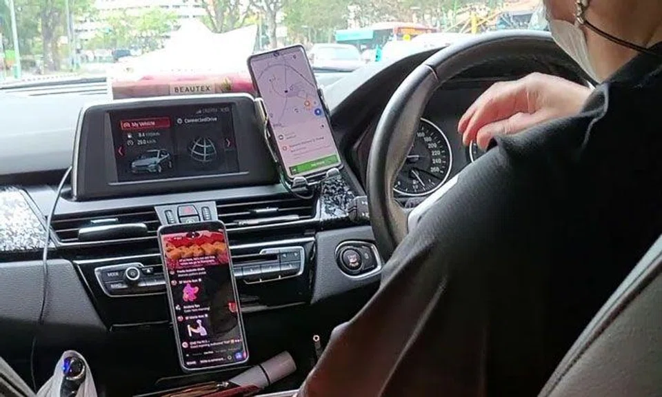 Gojek driver allegedly watches video on phone while driving then argues with passenger