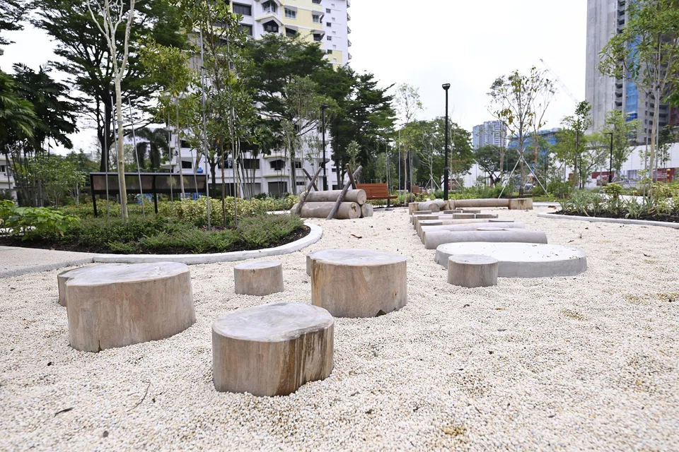 The play elements, such as logs and stumps, in Pek Kio Park are made from the wood of felled trees.