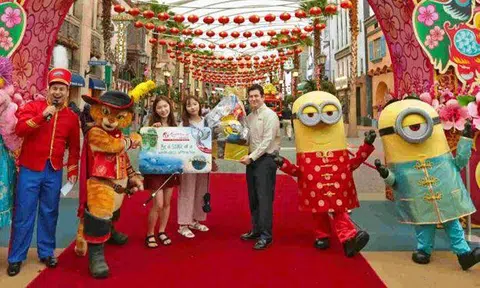 Wah, so lucky! 25th million USS visitor receives surprise VIP tour with red carpet