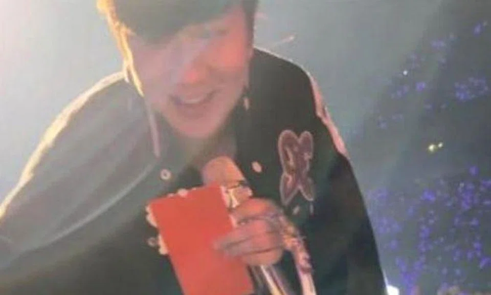 Concert fan holds out Cartier ring to JJ Lin, who mistakes it for gift and keeps it
