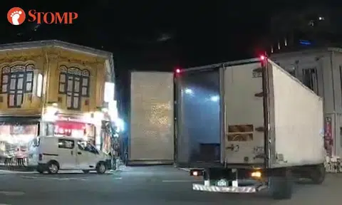 Driver chases down lorry that damaged parked Audi after its rear doors swung open in Jalan Besar
