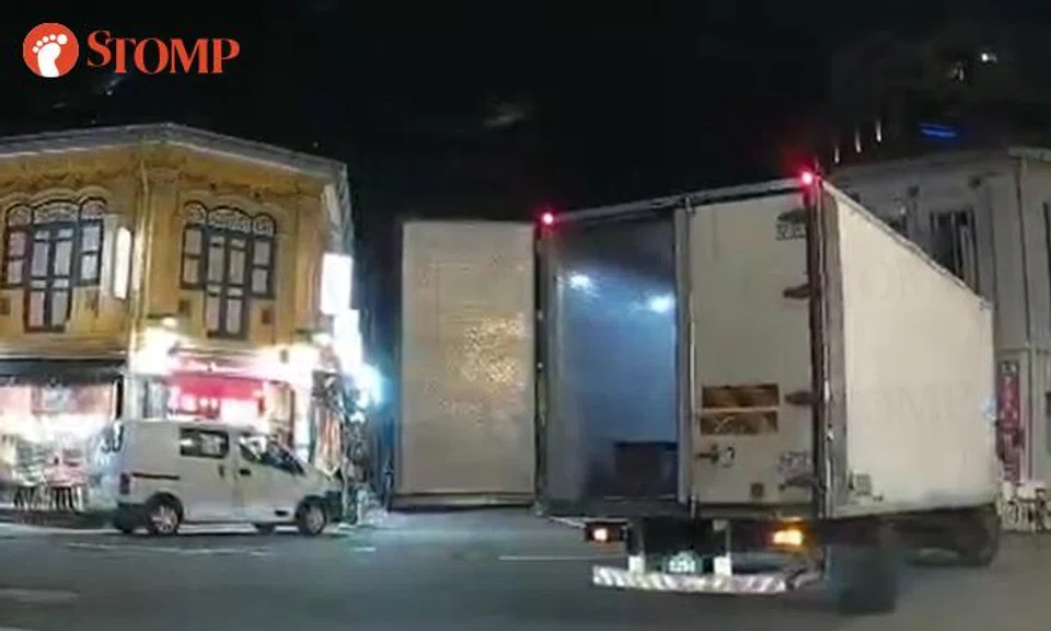 After witnessing a Malaysian-registered truck driver damage a parked Audi, a man was determined to hold the truck driver accountable. 
