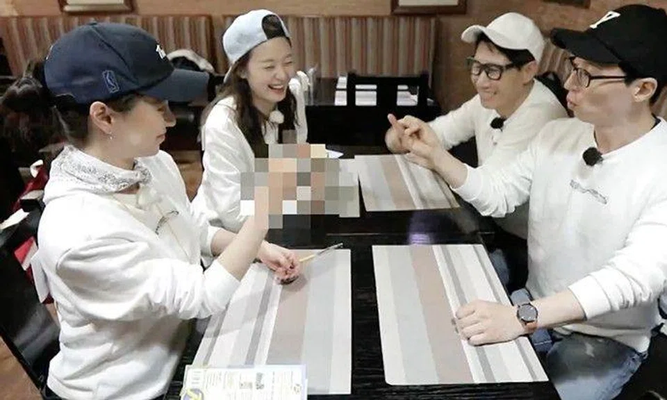 Song Ji Hyo flashes the middle finger while playing Mongolian scissors, paper, stone