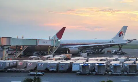 2 men caught for trying to fly to Singapore by riding aircraft tires