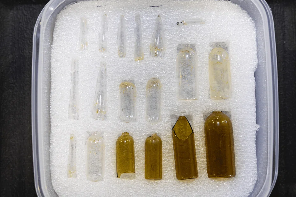 A close-up of the Japanese army glass ampoules necks (left) and bodies (right).