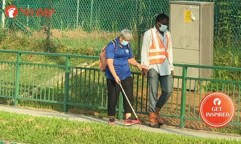 Kind worker guiding elderly woman in Toa Payoh reminds passer-by of 'how blessed we are'