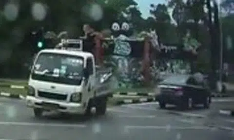 'Zai' lorry driver earns netizens' praise for skillfully avoiding crashing into Camry on rainy day