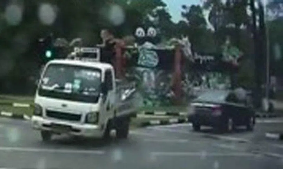 'Zai' lorry driver earns netizens' praise for skillfully avoiding crashing into Camry on rainy day