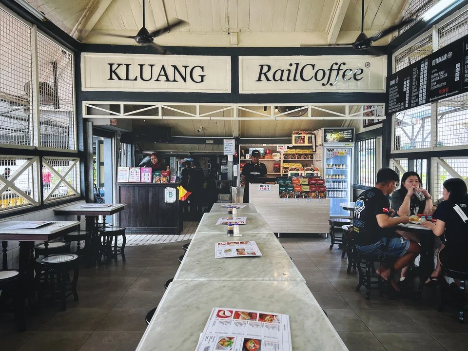 Kluang Rail Coffee started off as a standalone canteen in 1938 at the site of a former KTM railway station in Johor. It now has eight outlets in Johor and one outlet in Selangor.