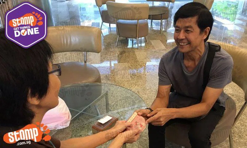 Kind Stomper returns woman her purse with the help of Stomp