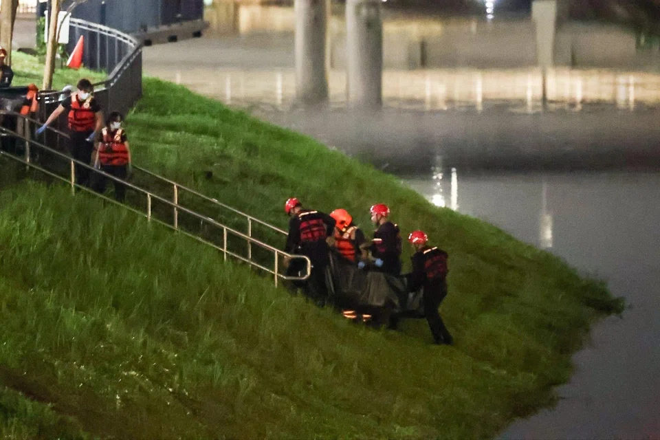 SCDF officers retrieving the boy’s body from the Kallang River off Upper Boon Keng Road on Feb 26. ST PHOTO: BRIAN TEO