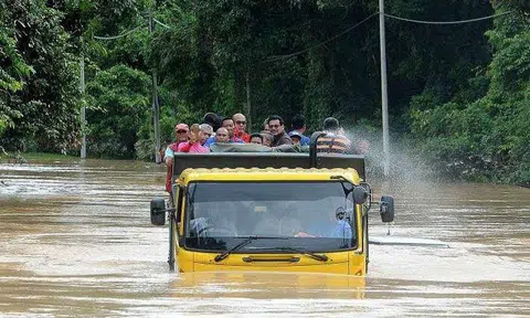 Malaysia floods force 23,000 to flee homes: 'We are using boats to evacuate villagers'