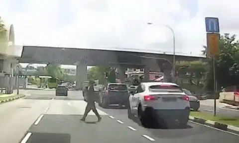 Woman has close shave with car after exiting Audi in the middle of Jalan Kembangan