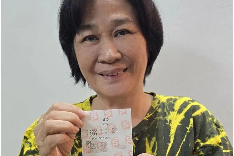 Ms Chen Yiming with the winning ticket.
