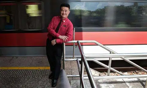 Power la! Gracious 51-year-old MRT captain gives elderly man piggyback ride to station during disruption