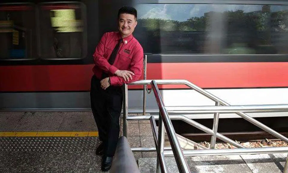 Power la! Gracious 51-year-old MRT captain gives elderly man piggyback ride to station during disruption