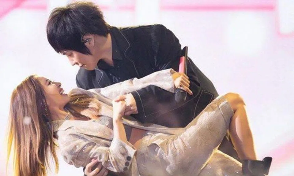 Taiwanese singer Ashin with singer Jolin Tsai at Mayday's concert in Shanghai on Nov 3, 2019. PHOTO: ASHIN_IG/INSTAGRAM