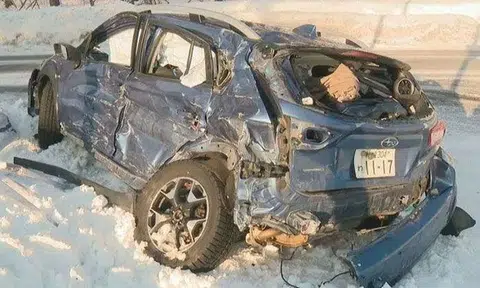 The car that the mother and daughter were in collided with a truck in the ski-town of Kamifurano. PHOTO: HOKKAIDO BROADCASTING