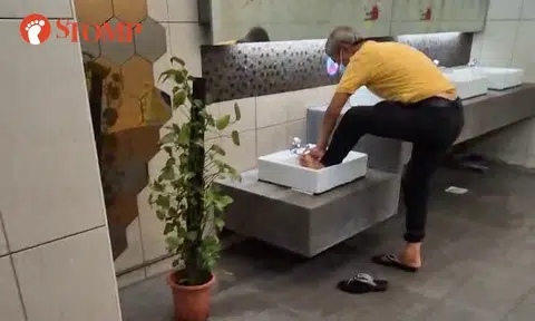 Inconsiderate uncle washes his foot in sink for kids in Hougang hawker centre toilet