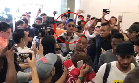 Well well well, look who showed up at Thomson Medical Centre this morning