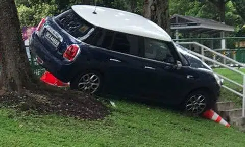 Driver of MINI Cooper crashes into sidewalk at Telok Blangah Crescent