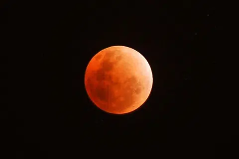 A blood moon during a total lunar eclipse on Dec 10, 2011.