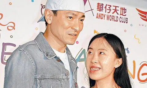 In March 2007, Ms Yang Lijuan succeeded to get an invite to a Hong Kong fan club event to celebrate Andy Lau's birthday. She took a wefie with him but was devastated that she did not get to talk to him. Photo: Apple Daily