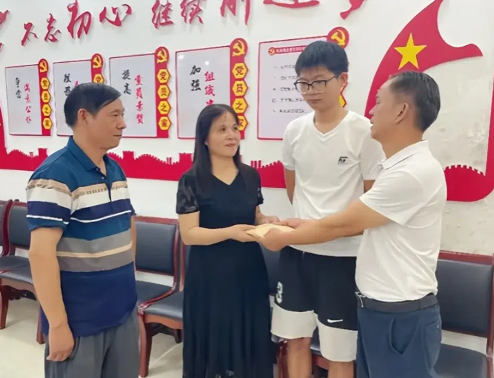 shop owner, helps, elderly man, pays compensation, dies