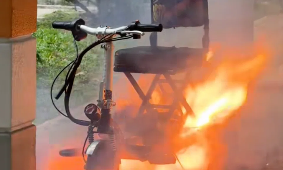 A burning PMA was spotted on a sheltered footpath in Hougang. 